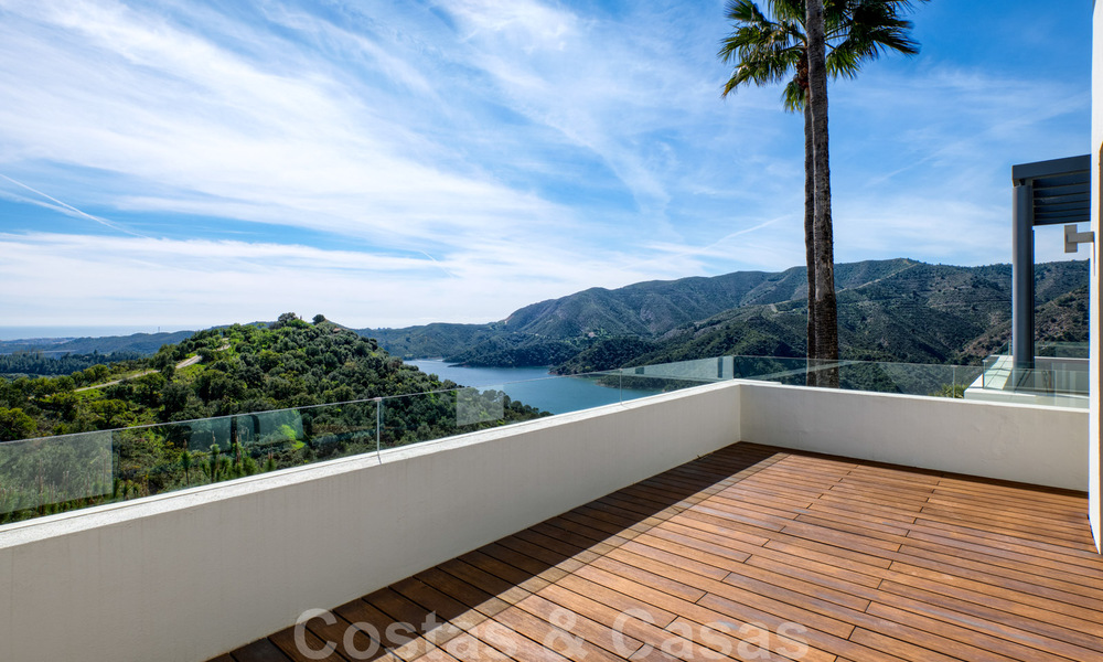 Villa contemporaine à vendre en pleine nature avec vue imprenable sur le lac, les montagnes et la mer près de Marbella 33163