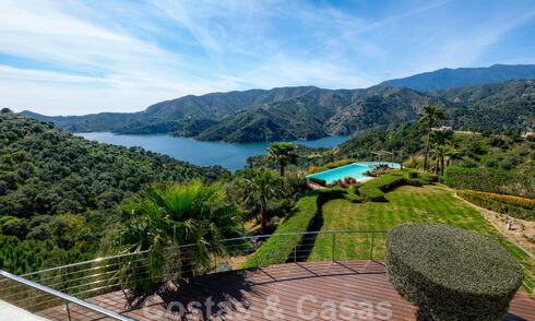 Villa contemporaine à vendre en pleine nature avec vue imprenable sur le lac, les montagnes et la mer près de Marbella 33164