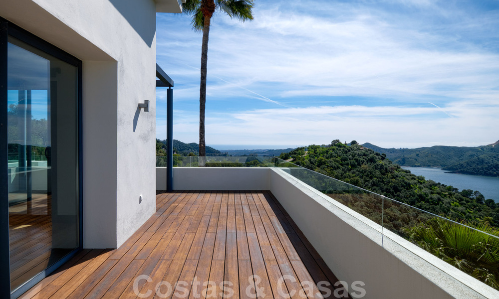 Villa contemporaine à vendre en pleine nature avec vue imprenable sur le lac, les montagnes et la mer près de Marbella 33165