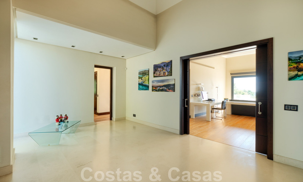 Villa contemporaine à vendre en pleine nature avec vue imprenable sur le lac, les montagnes et la mer près de Marbella 33166