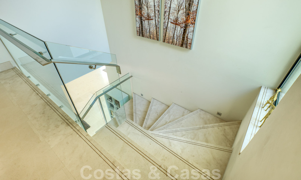 Villa contemporaine à vendre en pleine nature avec vue imprenable sur le lac, les montagnes et la mer près de Marbella 33167