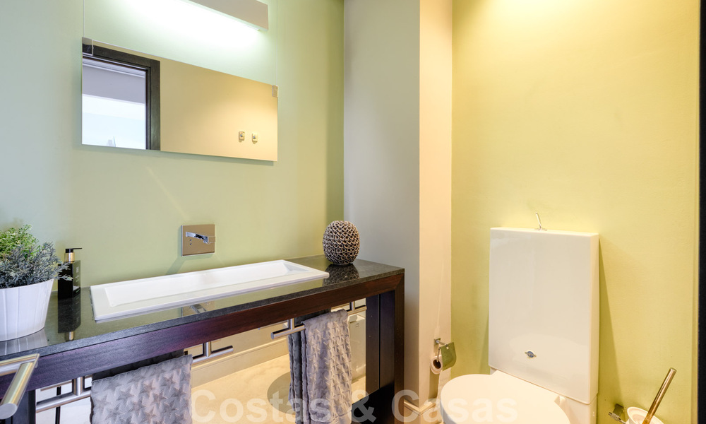 Villa contemporaine à vendre en pleine nature avec vue imprenable sur le lac, les montagnes et la mer près de Marbella 33168