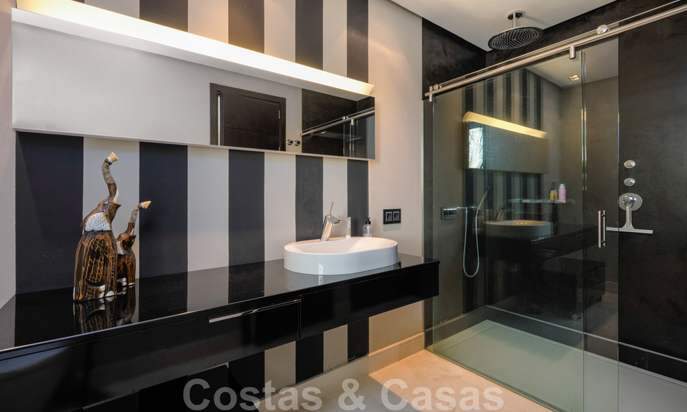 Villa contemporaine à vendre en pleine nature avec vue imprenable sur le lac, les montagnes et la mer près de Marbella 33170