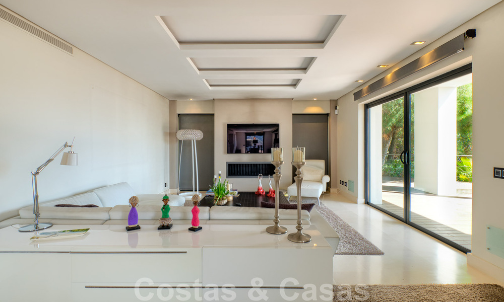 Villa contemporaine à vendre en pleine nature avec vue imprenable sur le lac, les montagnes et la mer près de Marbella 33171