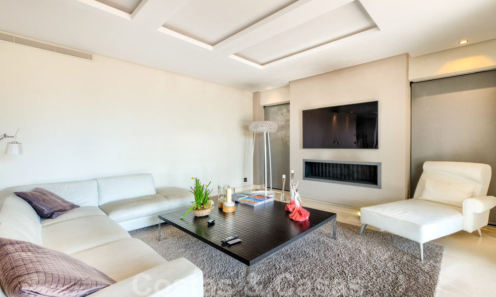 Villa contemporaine à vendre en pleine nature avec vue imprenable sur le lac, les montagnes et la mer près de Marbella 33172