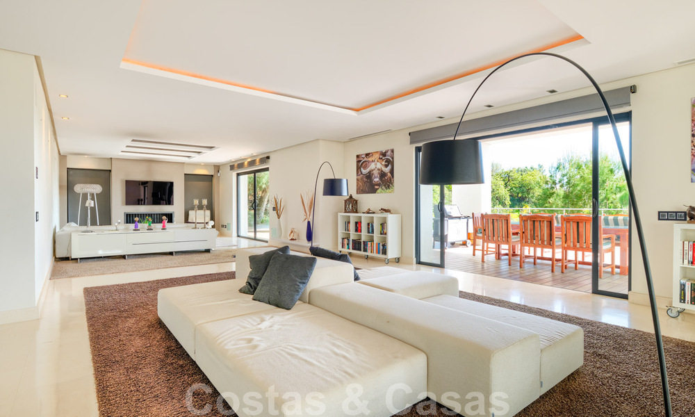 Villa contemporaine à vendre en pleine nature avec vue imprenable sur le lac, les montagnes et la mer près de Marbella 33174