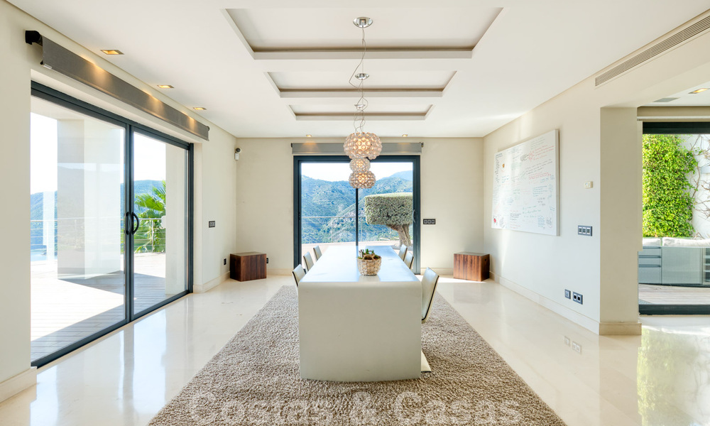 Villa contemporaine à vendre en pleine nature avec vue imprenable sur le lac, les montagnes et la mer près de Marbella 33175
