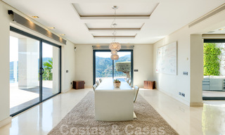 Villa contemporaine à vendre en pleine nature avec vue imprenable sur le lac, les montagnes et la mer près de Marbella 33175 