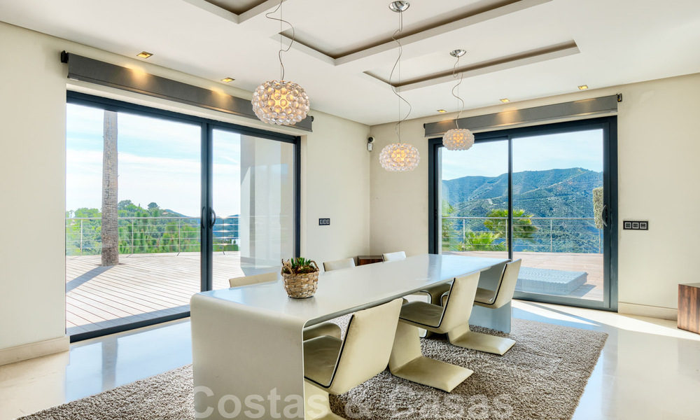 Villa contemporaine à vendre en pleine nature avec vue imprenable sur le lac, les montagnes et la mer près de Marbella 33176