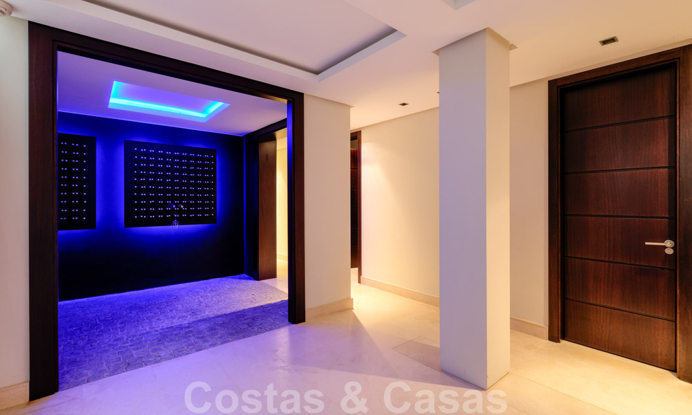 Villa contemporaine à vendre en pleine nature avec vue imprenable sur le lac, les montagnes et la mer près de Marbella 33180