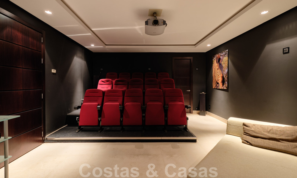 Villa contemporaine à vendre en pleine nature avec vue imprenable sur le lac, les montagnes et la mer près de Marbella 33185