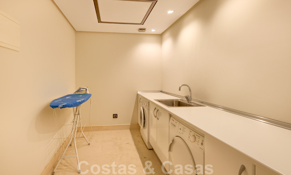 Villa contemporaine à vendre en pleine nature avec vue imprenable sur le lac, les montagnes et la mer près de Marbella 33186