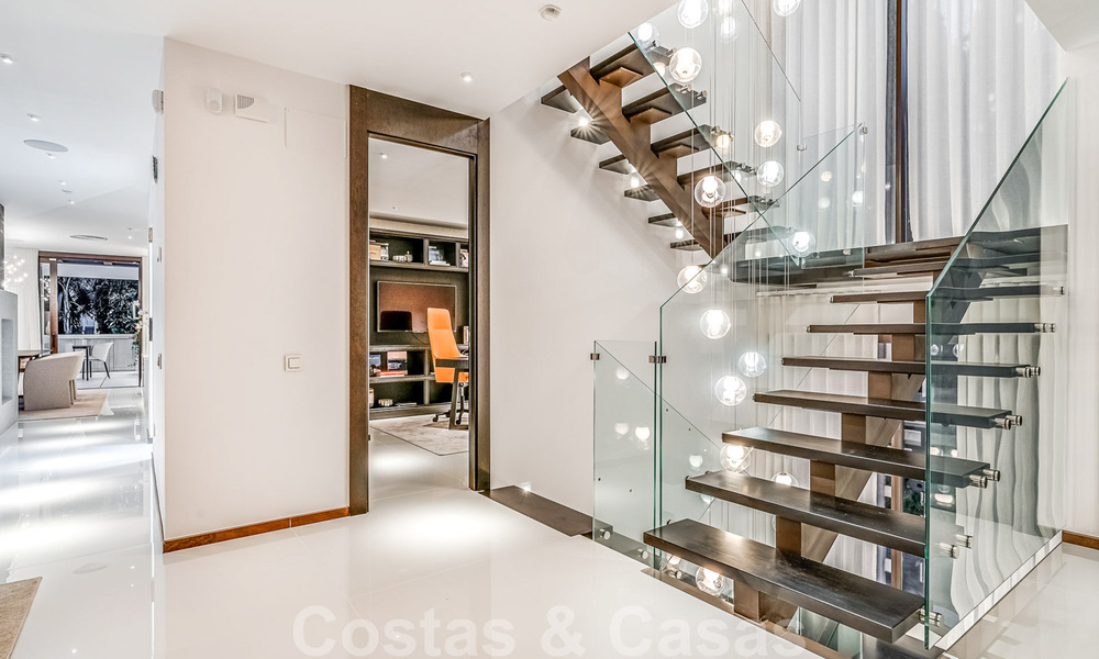 Toute nouvelle villa moderne prêt de la mer à vendre sur le Golden Mile, à distance de marche du centre de Marbella et de toutes les commodités 33188