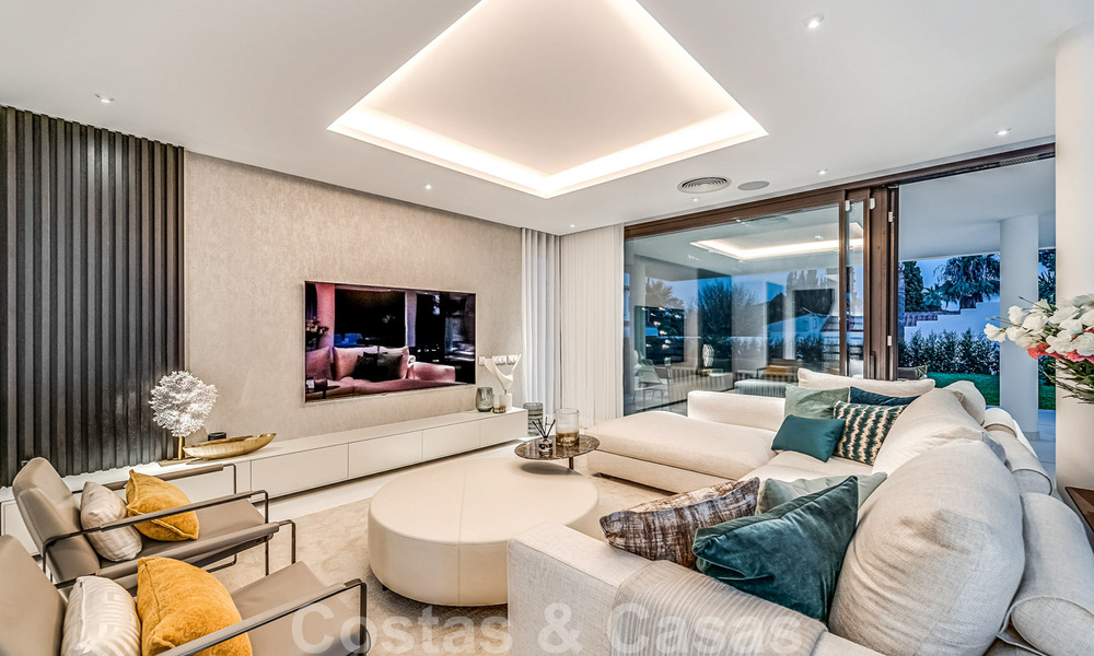 Toute nouvelle villa moderne prêt de la mer à vendre sur le Golden Mile, à distance de marche du centre de Marbella et de toutes les commodités 33190