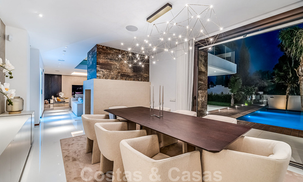 Toute nouvelle villa moderne prêt de la mer à vendre sur le Golden Mile, à distance de marche du centre de Marbella et de toutes les commodités 33192