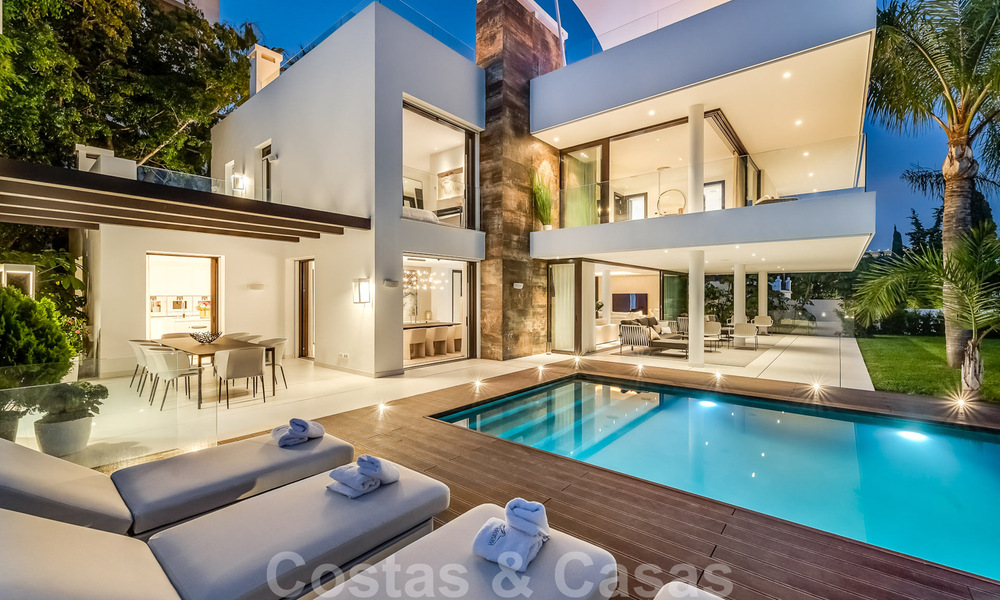 Toute nouvelle villa moderne prêt de la mer à vendre sur le Golden Mile, à distance de marche du centre de Marbella et de toutes les commodités 33194