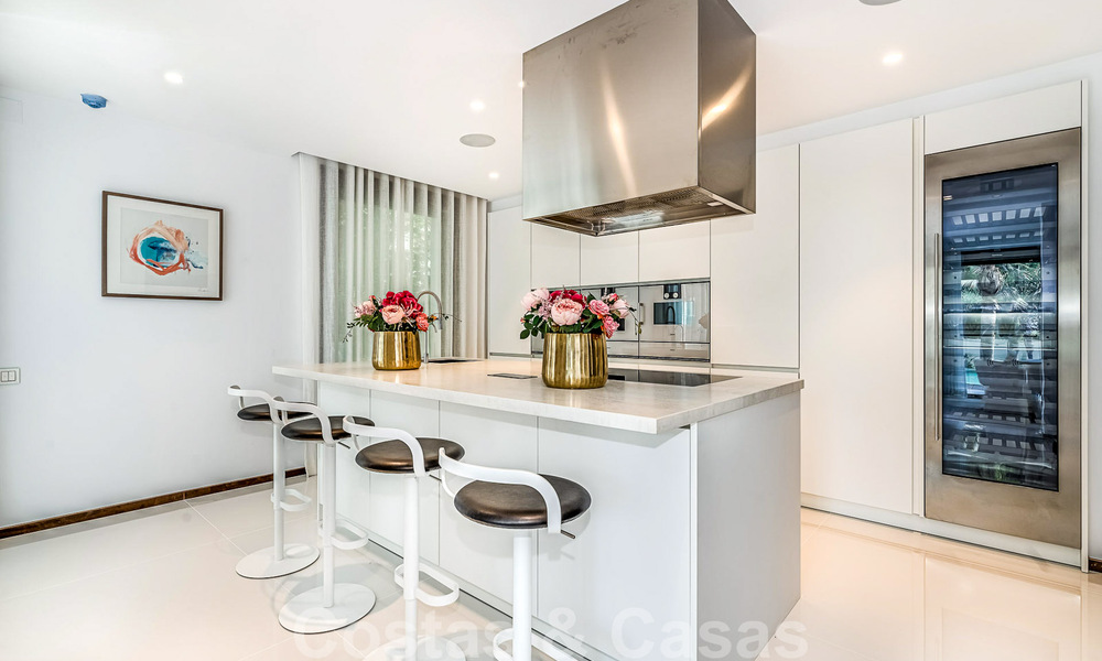 Toute nouvelle villa moderne prêt de la mer à vendre sur le Golden Mile, à distance de marche du centre de Marbella et de toutes les commodités 33195