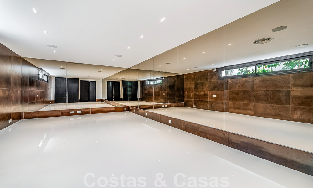 Toute nouvelle villa moderne prêt de la mer à vendre sur le Golden Mile, à distance de marche du centre de Marbella et de toutes les commodités 33196