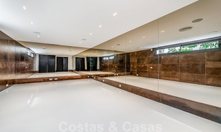 Toute nouvelle villa moderne prêt de la mer à vendre sur le Golden Mile, à distance de marche du centre de Marbella et de toutes les commodités 33196 