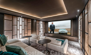 Toute nouvelle villa moderne prêt de la mer à vendre sur le Golden Mile, à distance de marche du centre de Marbella et de toutes les commodités 33198 