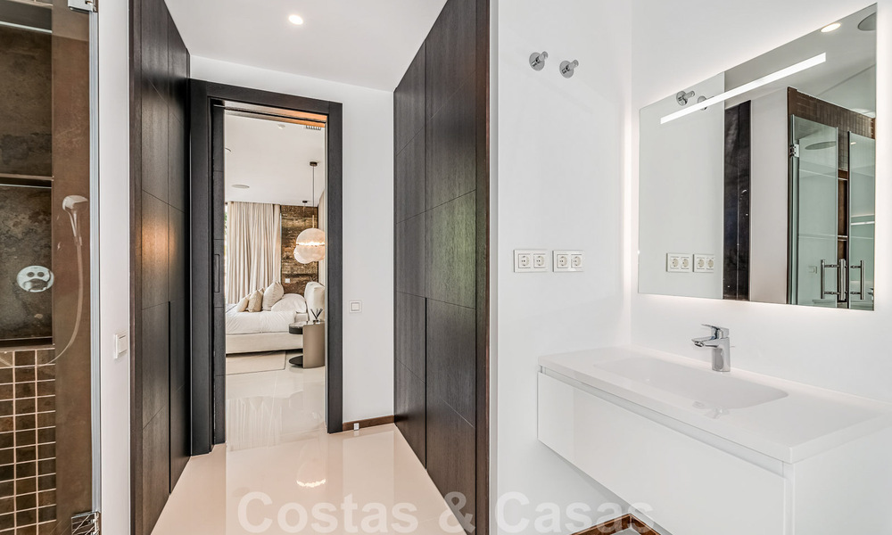 Toute nouvelle villa moderne prêt de la mer à vendre sur le Golden Mile, à distance de marche du centre de Marbella et de toutes les commodités 33200