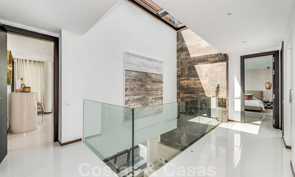 Toute nouvelle villa moderne prêt de la mer à vendre sur le Golden Mile, à distance de marche du centre de Marbella et de toutes les commodités 33201