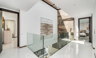 Toute nouvelle villa moderne prêt de la mer à vendre sur le Golden Mile, à distance de marche du centre de Marbella et de toutes les commodités 33201 