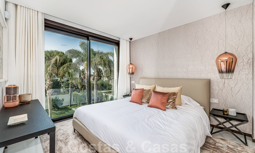 Toute nouvelle villa moderne prêt de la mer à vendre sur le Golden Mile, à distance de marche du centre de Marbella et de toutes les commodités 33203