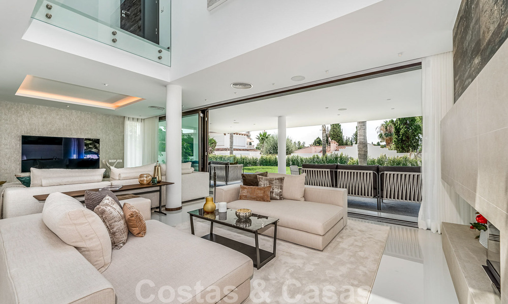 Toute nouvelle villa moderne prêt de la mer à vendre sur le Golden Mile, à distance de marche du centre de Marbella et de toutes les commodités 33204