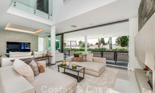Toute nouvelle villa moderne prêt de la mer à vendre sur le Golden Mile, à distance de marche du centre de Marbella et de toutes les commodités 33204 
