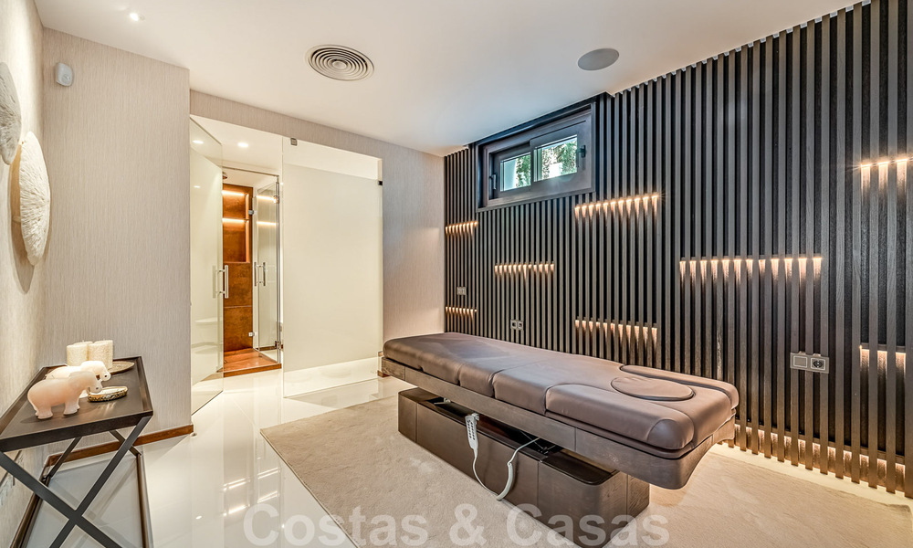 Toute nouvelle villa moderne prêt de la mer à vendre sur le Golden Mile, à distance de marche du centre de Marbella et de toutes les commodités 33205