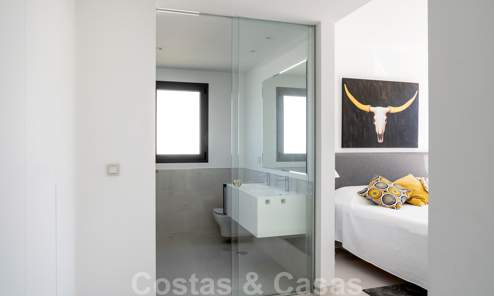 Prêt à emménager ! Penthouse moderne avec 3 chambres à coucher à vendre dans une station balnéaire de luxe à Marbella - Estepona 33411
