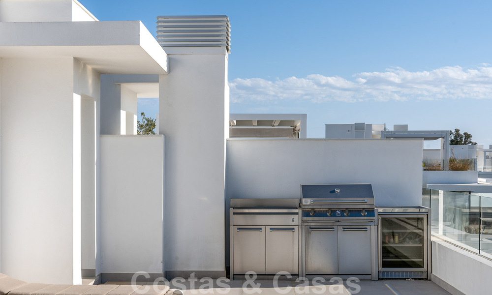 Prêt à emménager ! Penthouse moderne avec 3 chambres à coucher à vendre dans une station balnéaire de luxe à Marbella - Estepona 33419