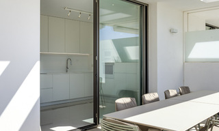 Prêt à emménager ! Penthouse moderne avec 3 chambres à coucher à vendre dans une station balnéaire de luxe à Marbella - Estepona 33423 