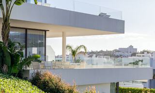 Prêt à emménager ! Penthouse moderne avec 3 chambres à coucher à vendre dans une station balnéaire de luxe à Marbella - Estepona 33427 