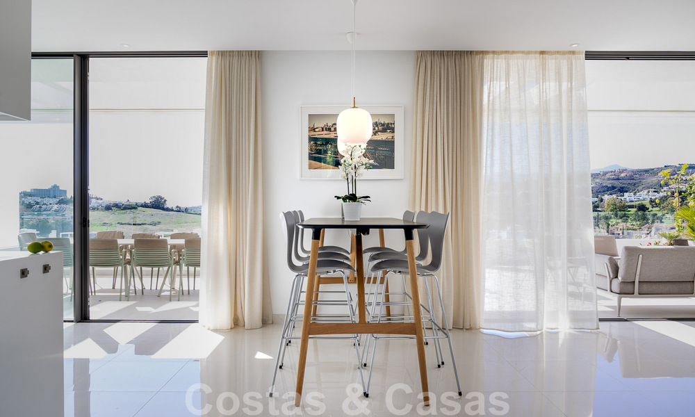 Prêt à emménager ! Penthouse moderne avec 3 chambres à coucher à vendre dans une station balnéaire de luxe à Marbella - Estepona 33430