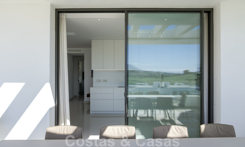 Prêt à emménager ! Penthouse moderne avec 3 chambres à coucher à vendre dans une station balnéaire de luxe à Marbella - Estepona 33441