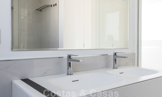 Prêt à emménager ! Penthouse moderne avec 3 chambres à coucher à vendre dans une station balnéaire de luxe à Marbella - Estepona 33445 