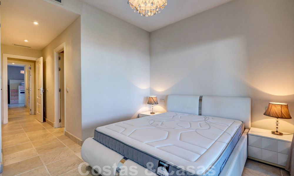 Appartement de luxe à vendre avec jardin privé et vue sur la mer dans un complexe de golf cinq étoiles de luxe à Benahavis - Marbella 33350
