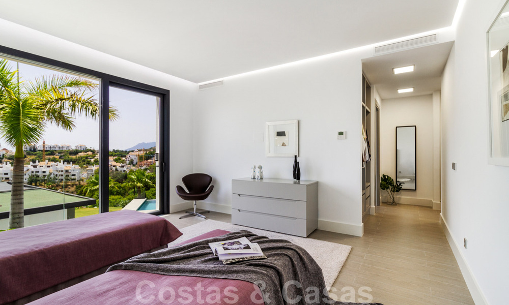 Villa de luxe moderne et exclusive, prête à emménager, à vendre à Benahavis - Marbella, avec vue imprenable sur le golf et la mer 33512