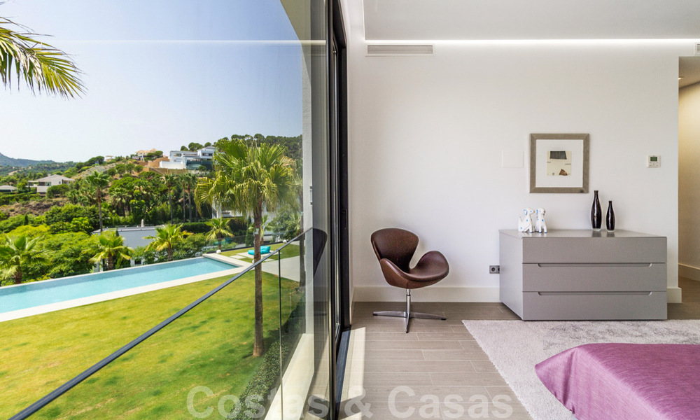 Villa de luxe moderne et exclusive, prête à emménager, à vendre à Benahavis - Marbella, avec vue imprenable sur le golf et la mer 33514
