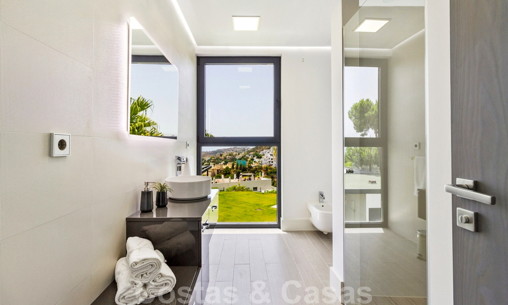 Villa de luxe moderne et exclusive, prête à emménager, à vendre à Benahavis - Marbella, avec vue imprenable sur le golf et la mer 33516