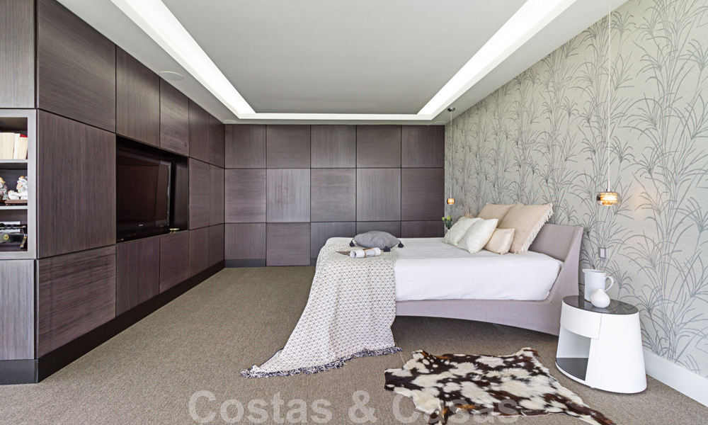 Villa de luxe moderne et exclusive, prête à emménager, à vendre à Benahavis - Marbella, avec vue imprenable sur le golf et la mer 33521