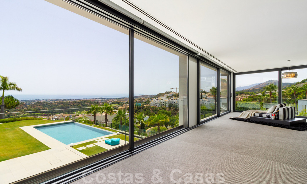 Villa de luxe moderne et exclusive, prête à emménager, à vendre à Benahavis - Marbella, avec vue imprenable sur le golf et la mer 33522