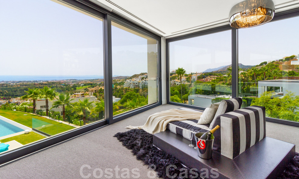 Villa de luxe moderne et exclusive, prête à emménager, à vendre à Benahavis - Marbella, avec vue imprenable sur le golf et la mer 33523