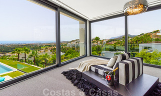 Villa de luxe moderne et exclusive, prête à emménager, à vendre à Benahavis - Marbella, avec vue imprenable sur le golf et la mer 33523 