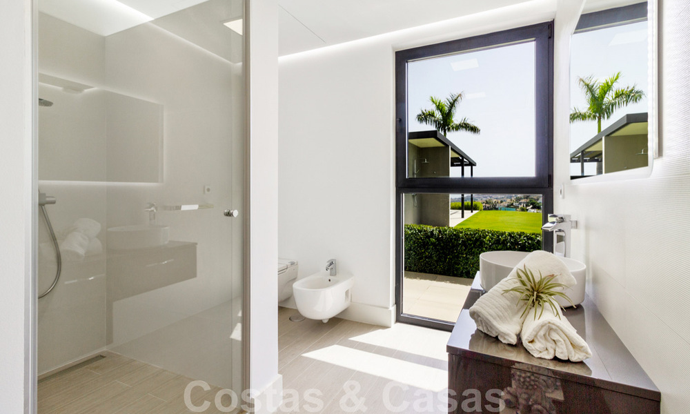 Villa de luxe moderne et exclusive, prête à emménager, à vendre à Benahavis - Marbella, avec vue imprenable sur le golf et la mer 33529