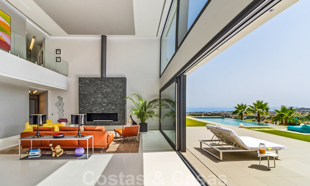 Villa de luxe moderne et exclusive, prête à emménager, à vendre à Benahavis - Marbella, avec vue imprenable sur le golf et la mer 33534