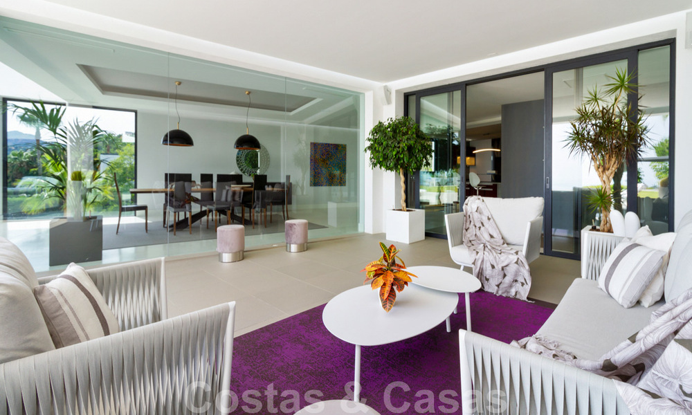 Villa de luxe moderne et exclusive, prête à emménager, à vendre à Benahavis - Marbella, avec vue imprenable sur le golf et la mer 33538