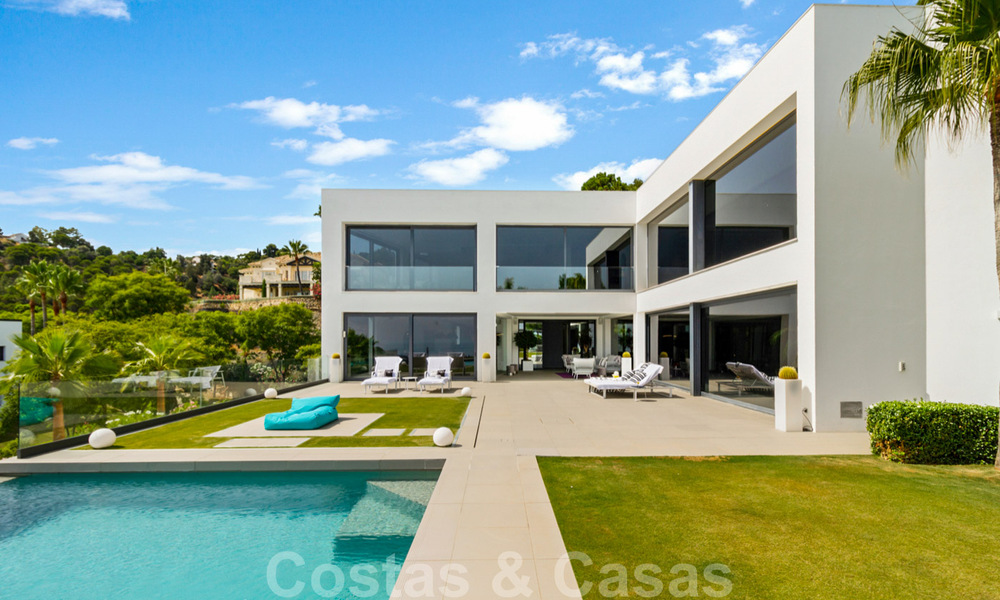 Villa de luxe moderne et exclusive, prête à emménager, à vendre à Benahavis - Marbella, avec vue imprenable sur le golf et la mer 33540